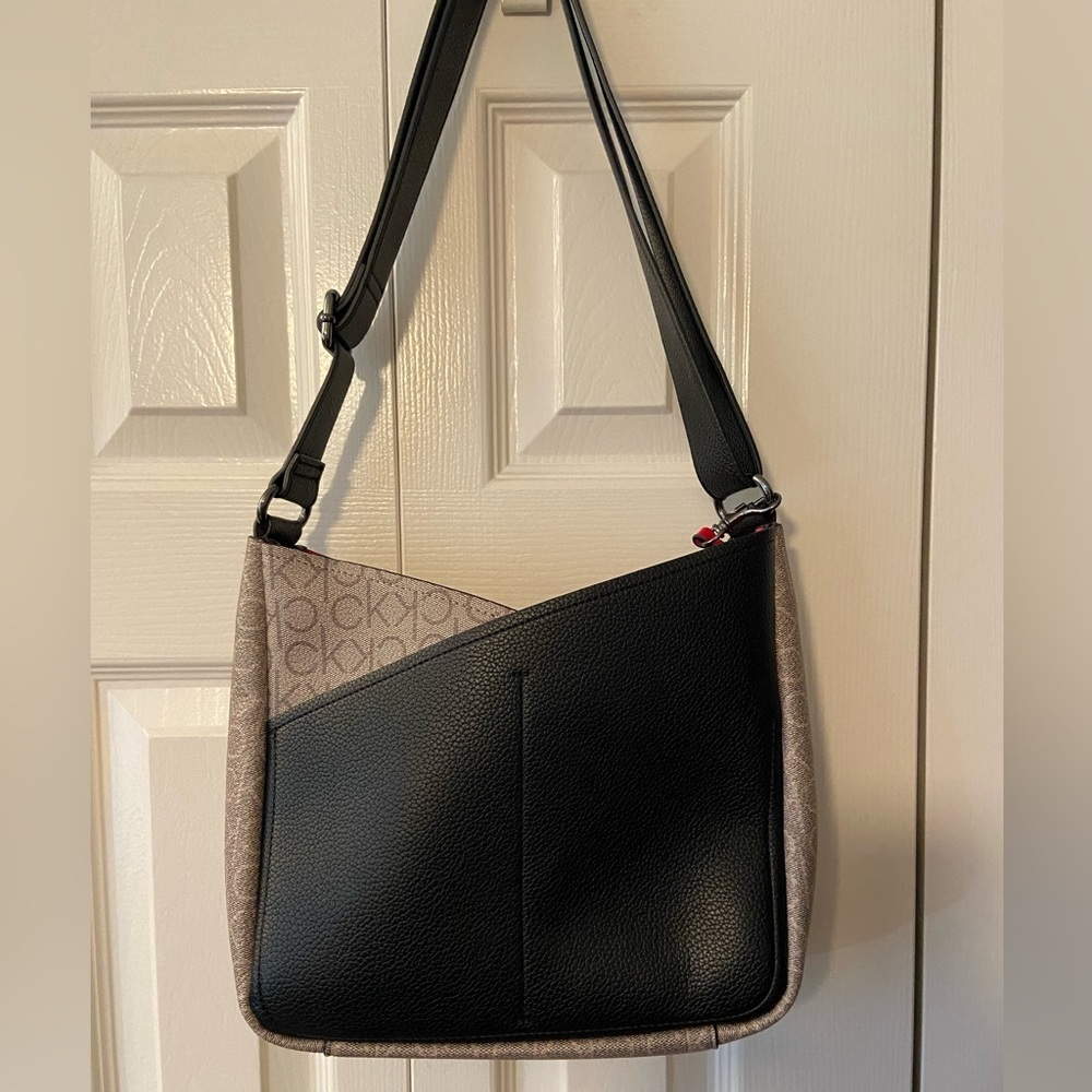 CALVIN Klein convertible purse in immaculate condition. Includes Change purse
